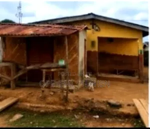 6-Bedroom Bungalow for Sale a Araromi Phase 1, Lagos
