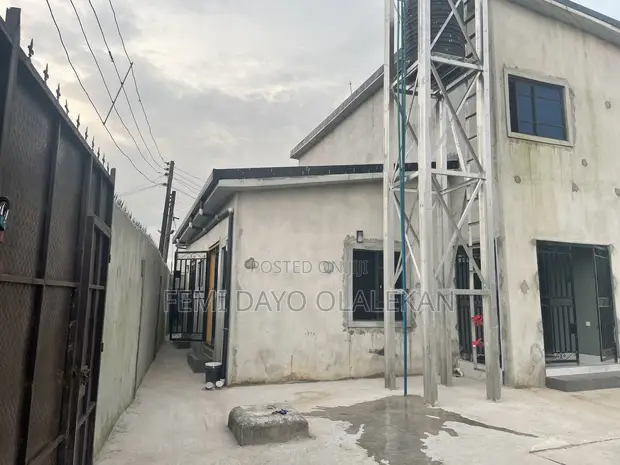 Gidan Studio don haya a Peace Drive, Abuloma - 1