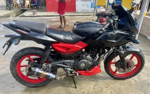 Bajaj Pulsar 220 F 2023 - 1