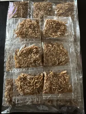 Sachet Crayfish Rolls ga Dillalai & Iyali