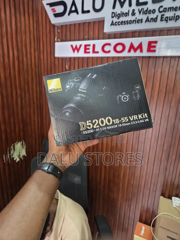 Nikon D5200 DSLR Camera Tare da 18-55mm Lens - 1
