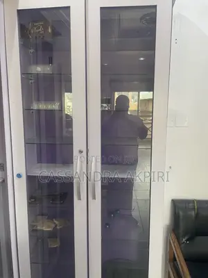 Wurin Gyaran Jiki da Shelves ɗin Nuni