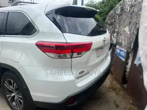2017 Toyota Highlander LE Plus 4x2 V6 SUV