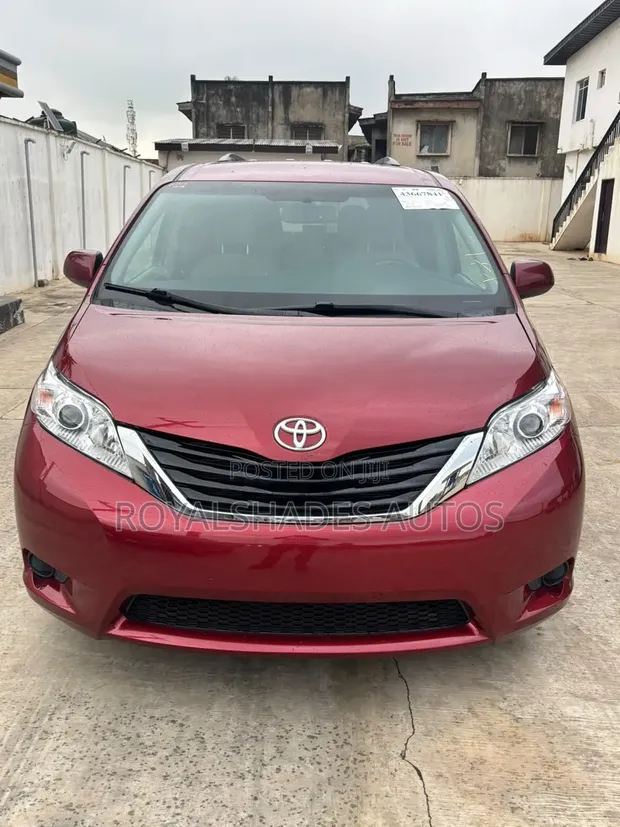 2015 Toyota Sienna Limited 7-Passenger Red - 1