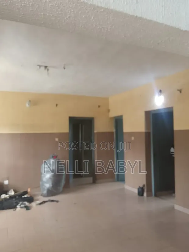 7-Bedroom House for Sale in Apata - 1