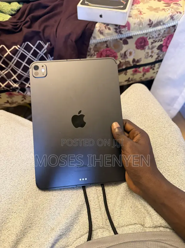 Apple iPad Pro 11" (2024) 256GB Black - 1