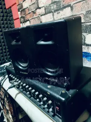 UK Amfani da M-Audio BX3BT Bluetooth Studio Monitors - Biya