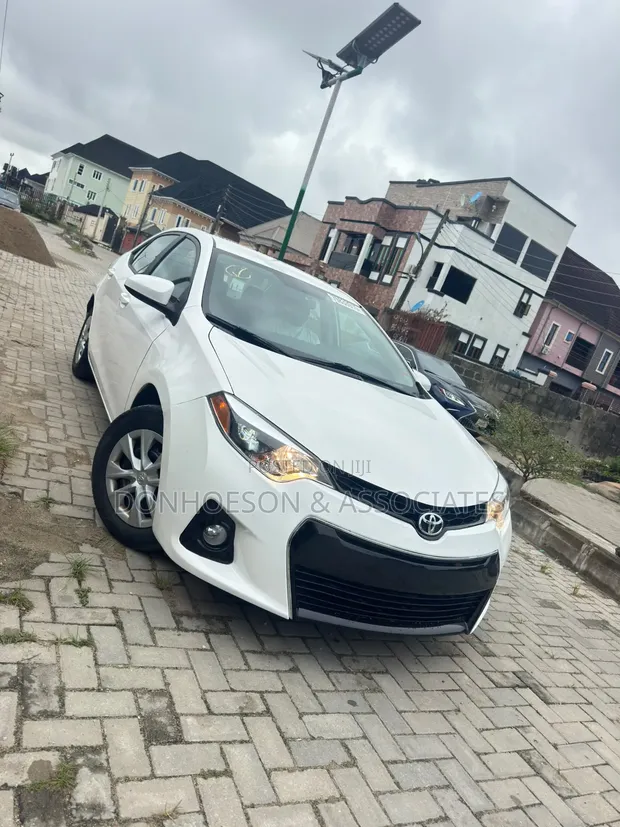 Toyota Corolla 2015 White - 1