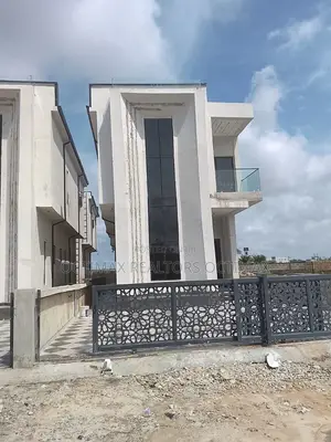Luxury 4-Bedroom Fully Detached Duplex with Private Pool