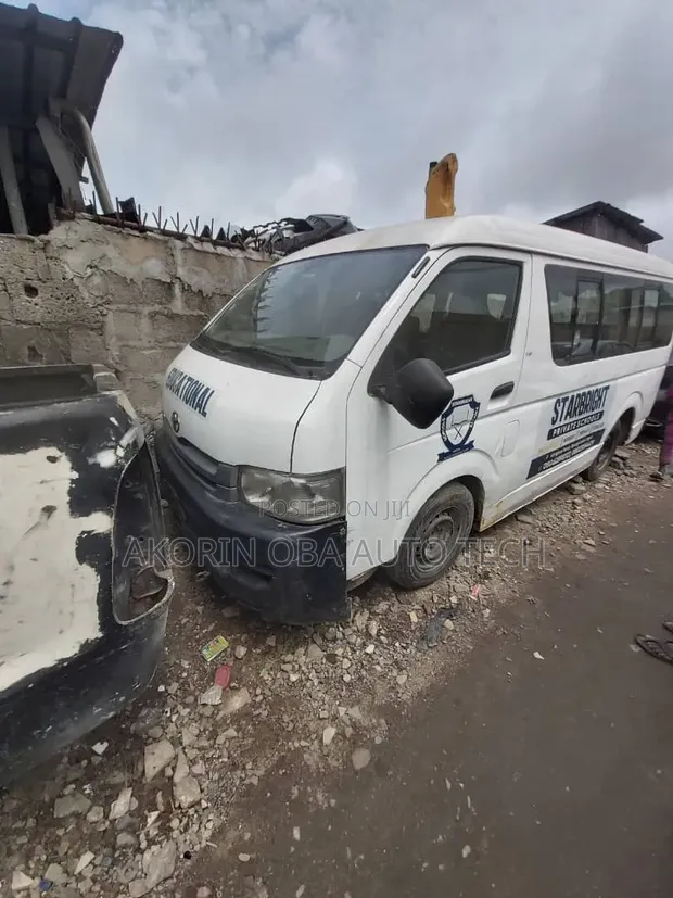 Toyota HiAce 2010 White - 1