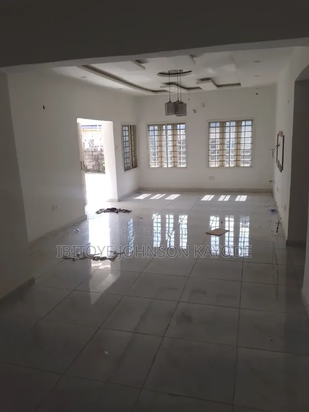 3 Bedroom Bungalow a Hada a T Pumpy Estate, Lugbe - 1