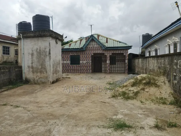 Bungalow mai dakuna 3 don siyarwa a Ayobo - 1