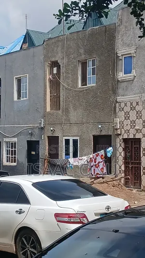 3 Bedroom Flat Downstairs - Apo Mechanic Estate
