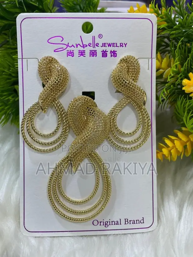 Luxury Jewelry Set: Necklace, Bangles, Earrings - 1
