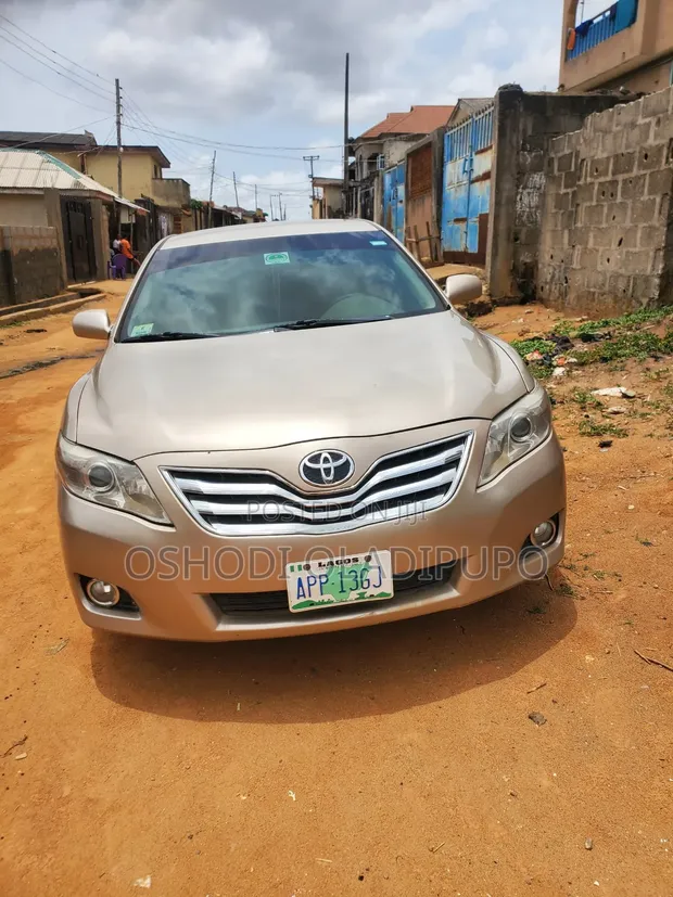 2009 Toyota Camry LE Gold - 1