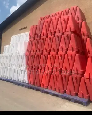 Heavy-Duty Water-Filled Road Traffic Barriers