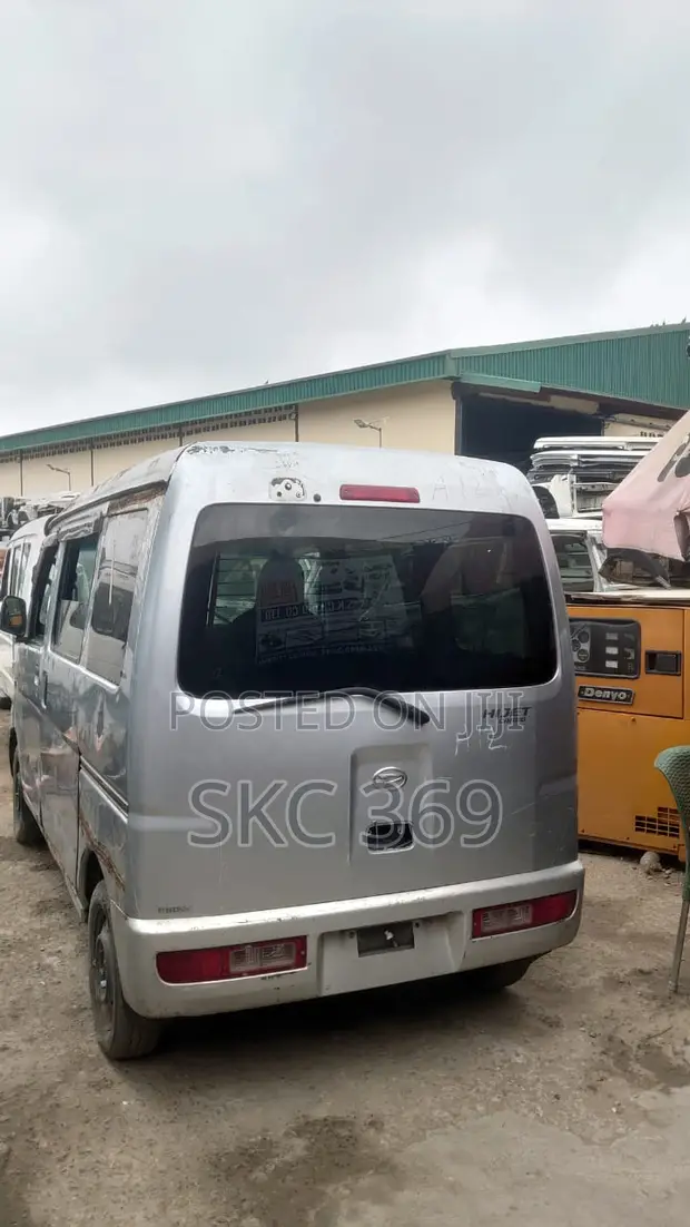 Daihatsu Hijet 2015 Silver - 1