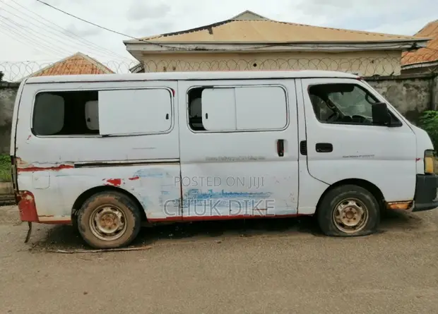 Toyota HiAce 2004 White - 1