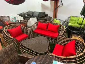 Sabbin kujerun waje masu zaman zama 5 tare da tebur