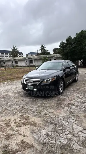 2011 Ford Taurus Black