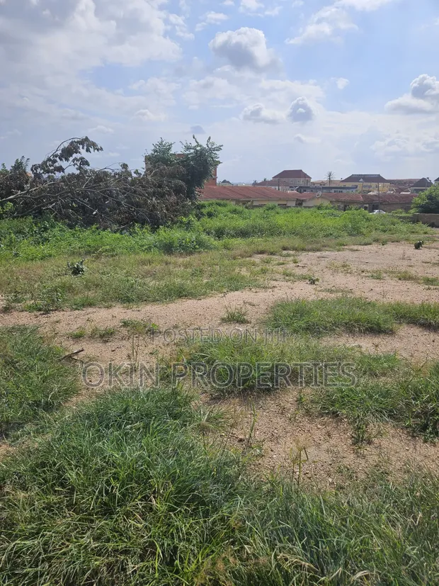 Filin Ƙasa Biyu Kusa da TJ Hotel, Osogbo Ikinrun Road - 1