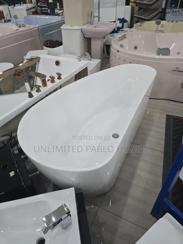Luxury Freestanding Oval Soaking Bathtub - 1