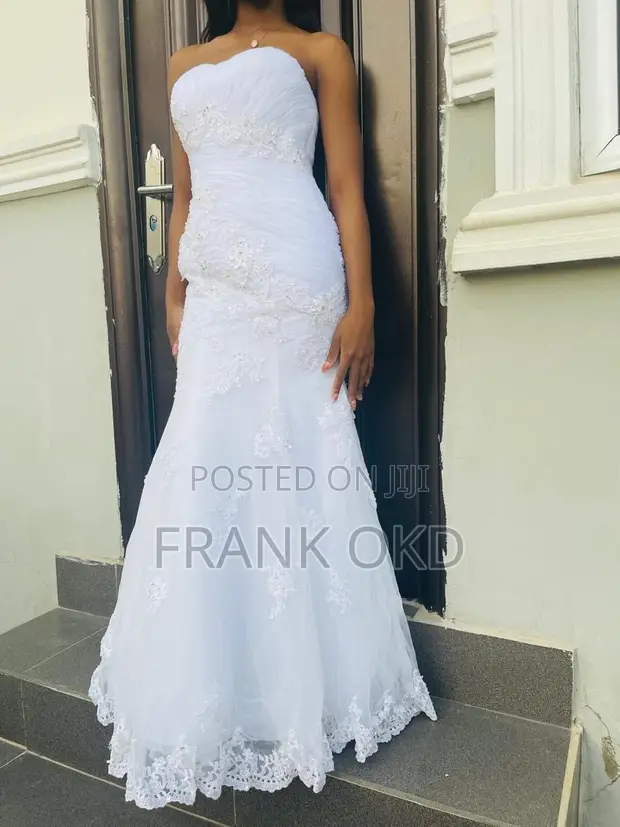 Elegant Strapless Mermaid Wedding Gown with Lace Appliqués - 1