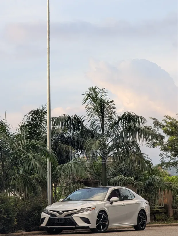 2018 Toyota Camry XSE FWD 2.5L White - 1