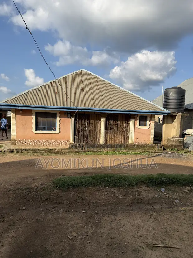 Gidan Bedroom 8 da aka Gyara don Siyarwa a Osogbo - 1