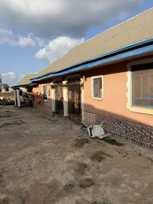 Gidan Bedroom 8 da aka Gyara don Siyarwa a Osogbo