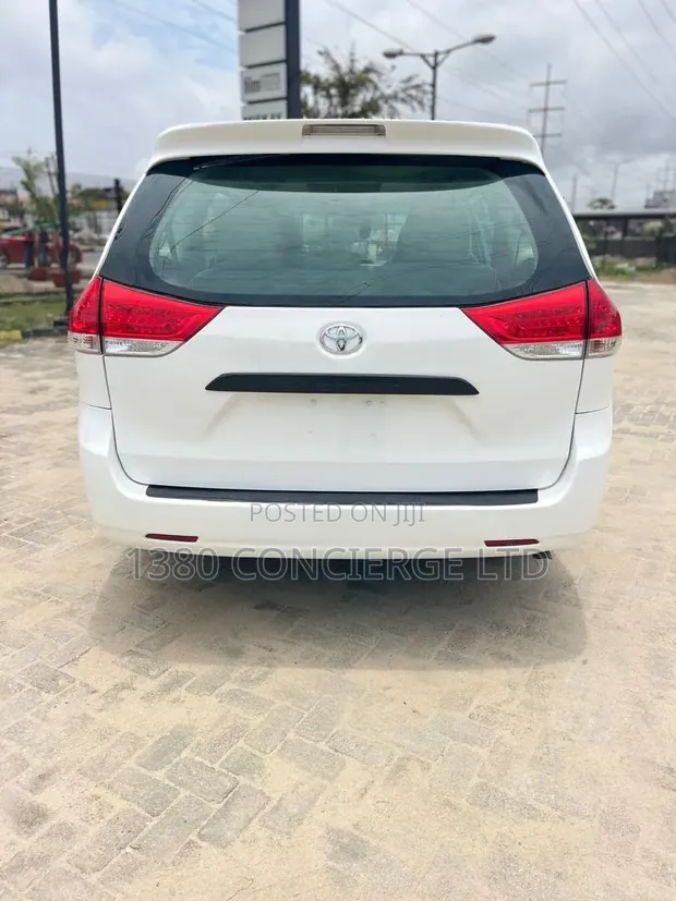 Toyota Sienna LE 2011 - 1