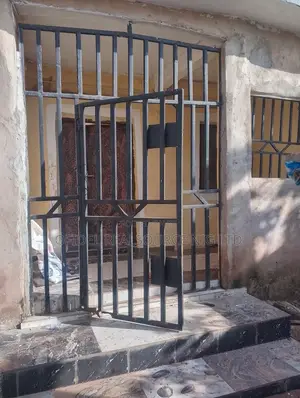 Gidan Kwalba 1 Bedroom Don Sawa a Oshimili South