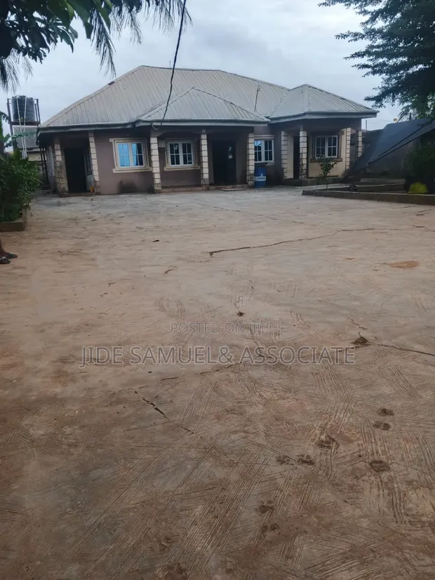 Gidan Bungalow 4 Bedroom Mai Cikakken kayan sawa a Ayobo Don Siyawa - 1