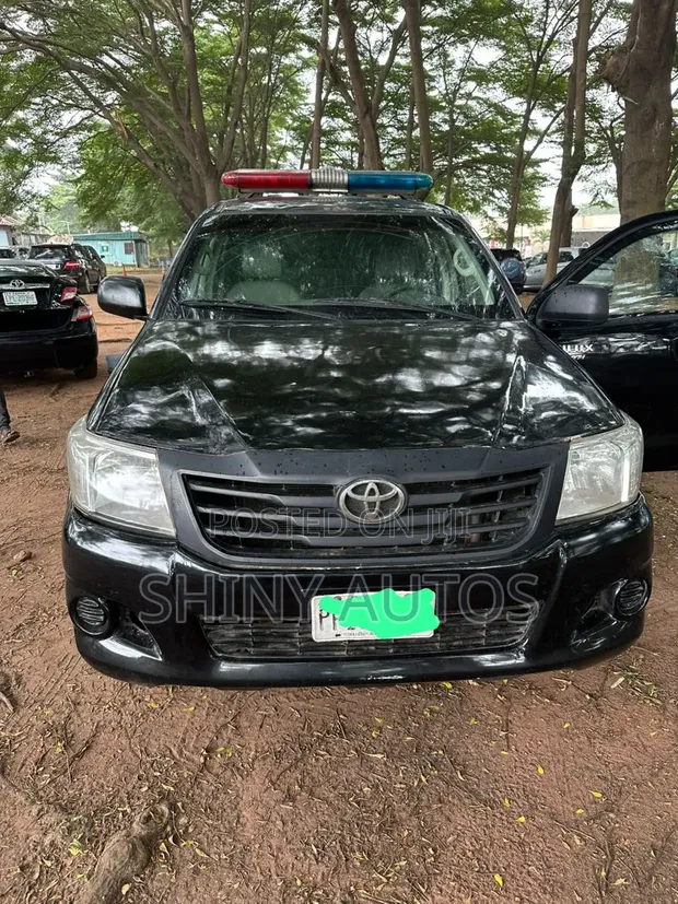 Toyota Hilux 2012 Black Bulletproof - 1