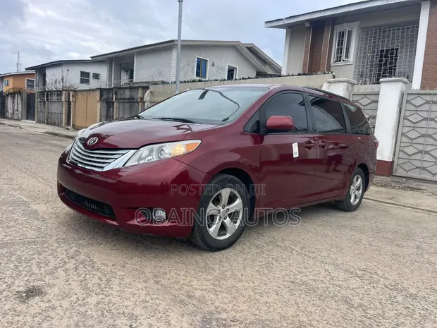 Toyota Sienna 2017 Red - 1