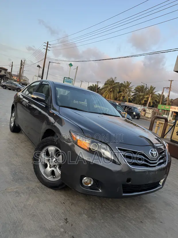 Toyota Camry 2010 Gray - 1