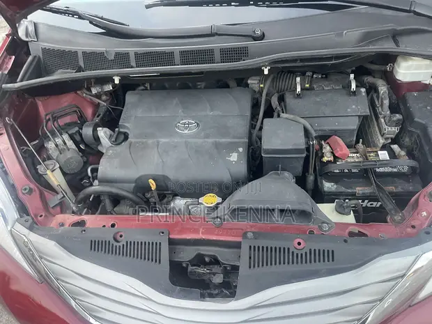 Toyota Sienna 2012 Red - 1