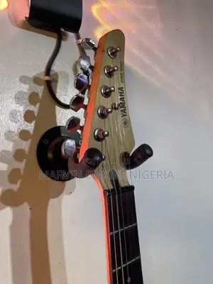 Yamaha ERG121C Guitar Mai Lantarki (An Raba) da Jakar