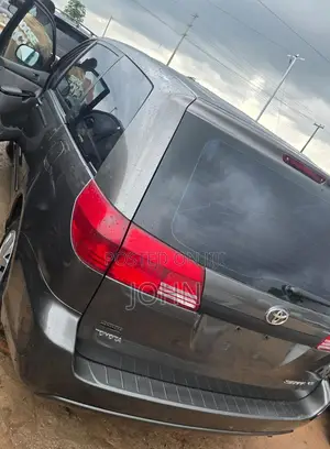 2004 Toyota Sienna CE FWD Minivan