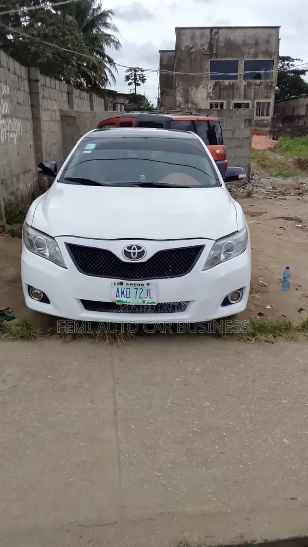 Toyota Camry 2010 White - 1
