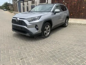 Toyota RAV4 2020 XLE Premium