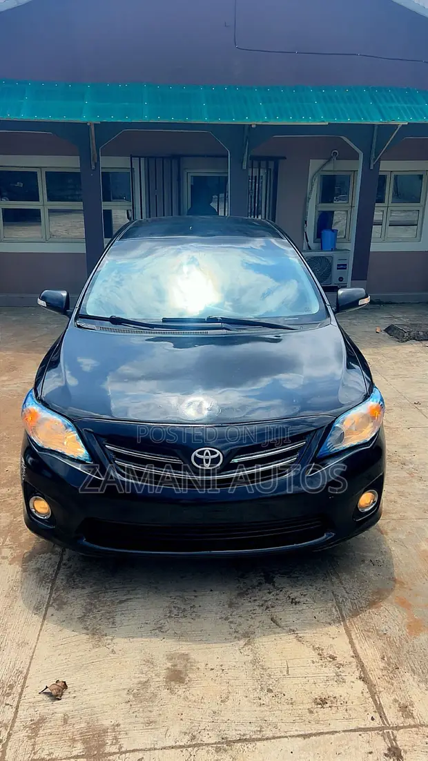Toyota Corolla 2013 Black - 1