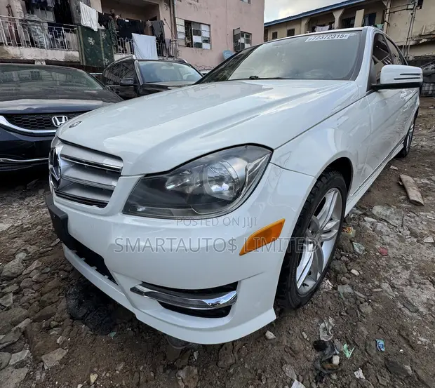 Mercedes-Benz C300 2012 Fari - 1