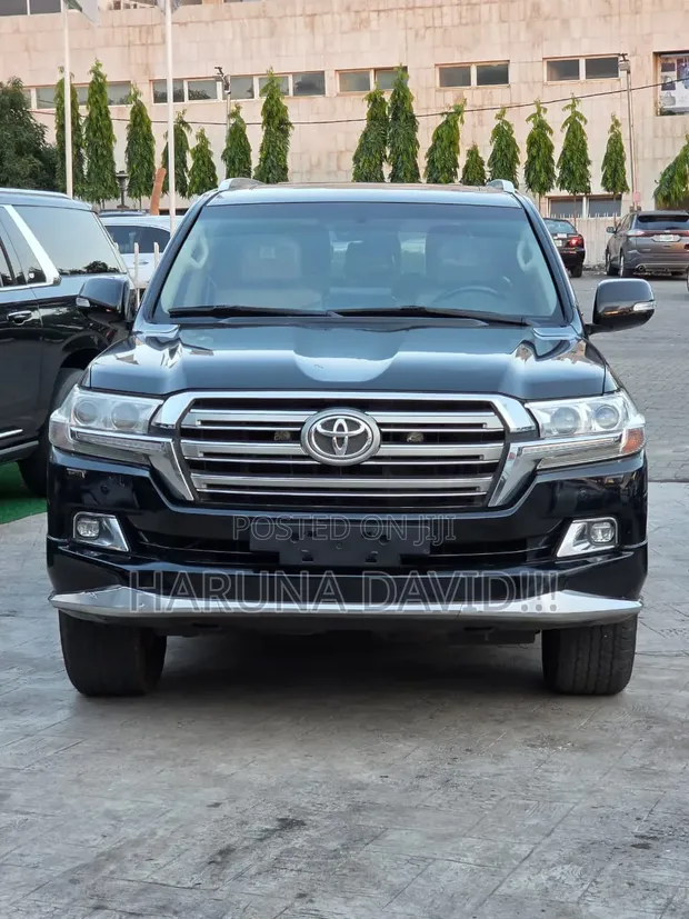 2018 Toyota Land Cruiser Black - 1