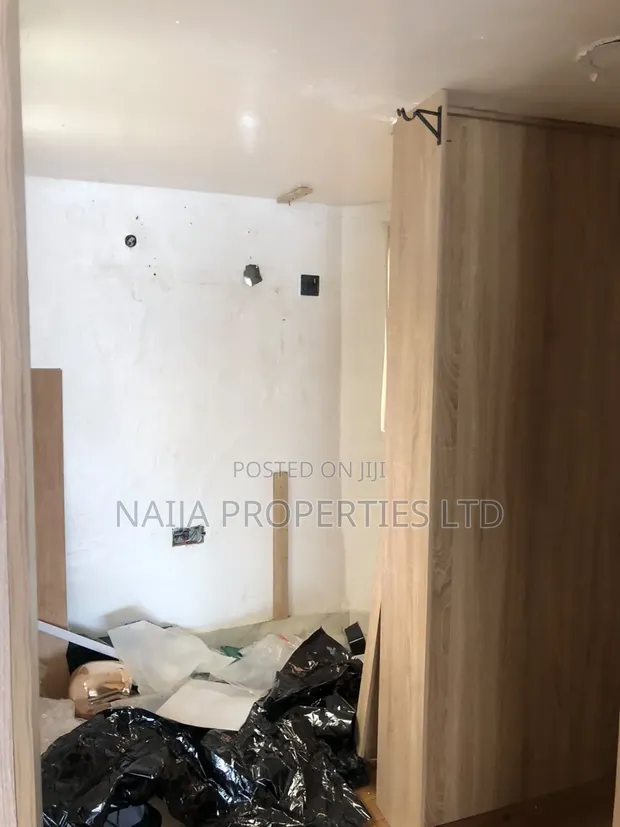 Shop/Office Space on Busy Road, Lekki Phase 1 - 1
