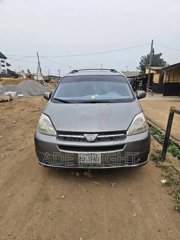 2005 Toyota Sienna XLE Minivan - 1