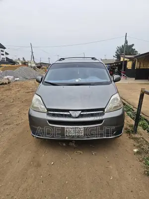Toyota Sienna XLE Minivan ta 2005