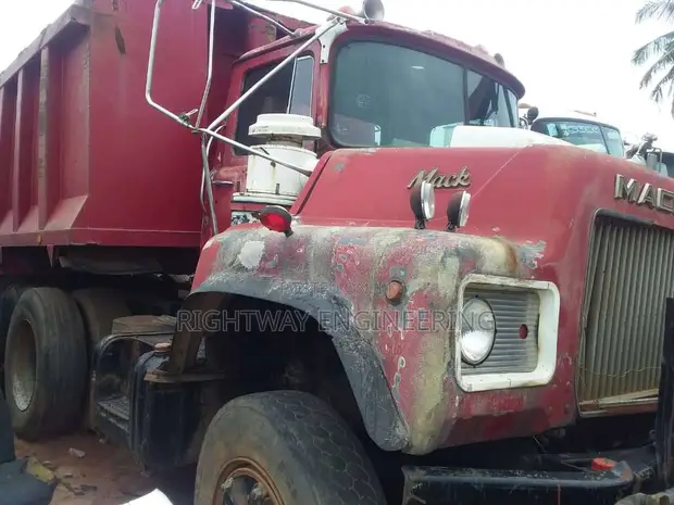 Mack LR Dump Truck Na Baya - 1982 - 1