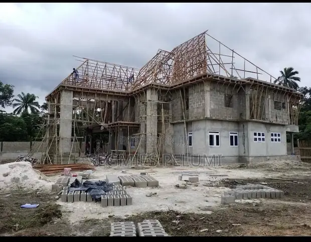7-Bedroom House on 6 Plots with C of O, Warri - 1