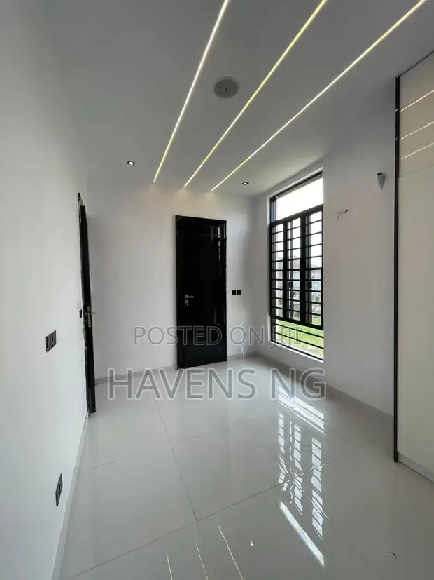 5-Bedroom Luxury Duplex with Pool & Gym in Ologolo, Lekki - 1